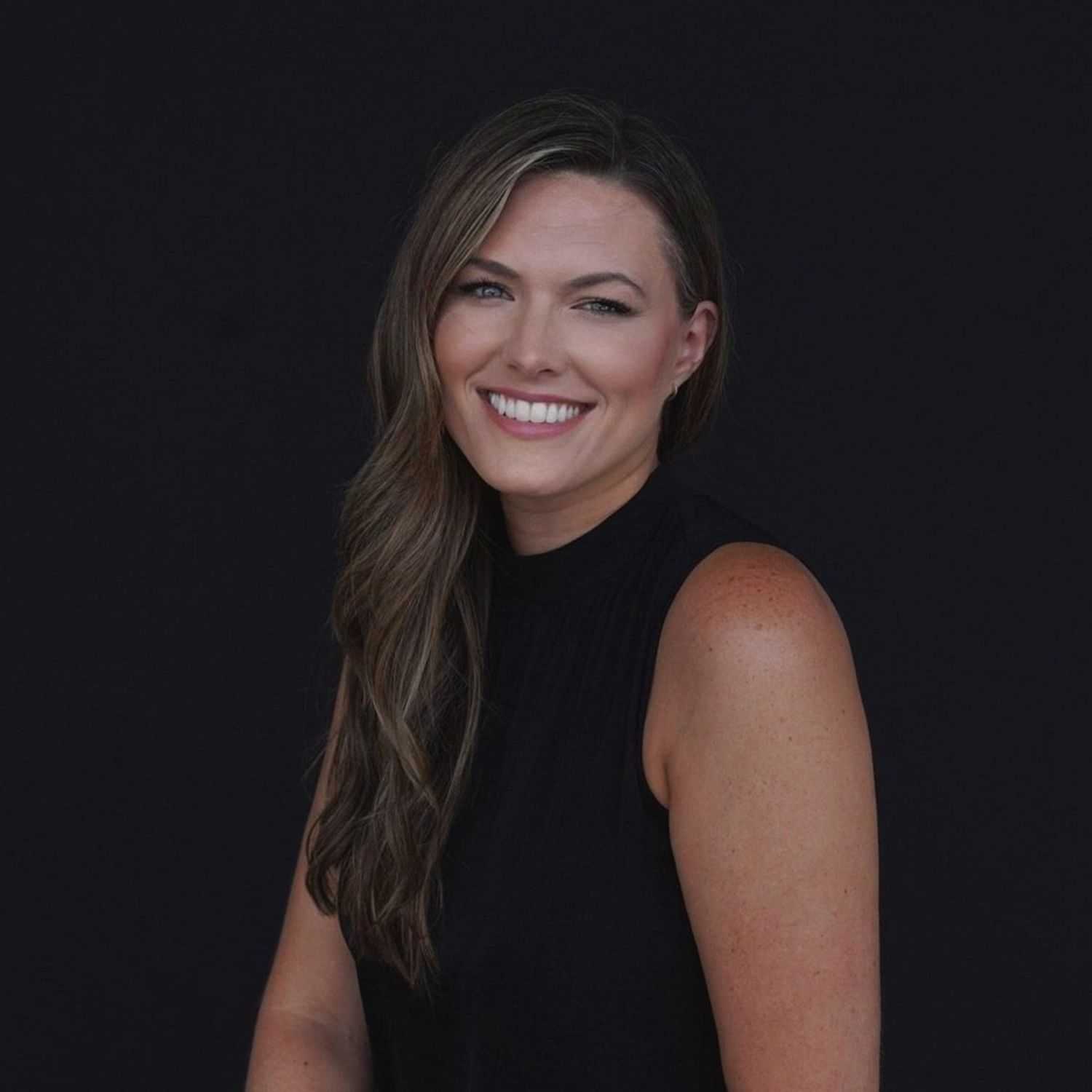 Portrait of Jen, a professional stylist at Avanté Salon & Spa, showcasing their expertise and style.