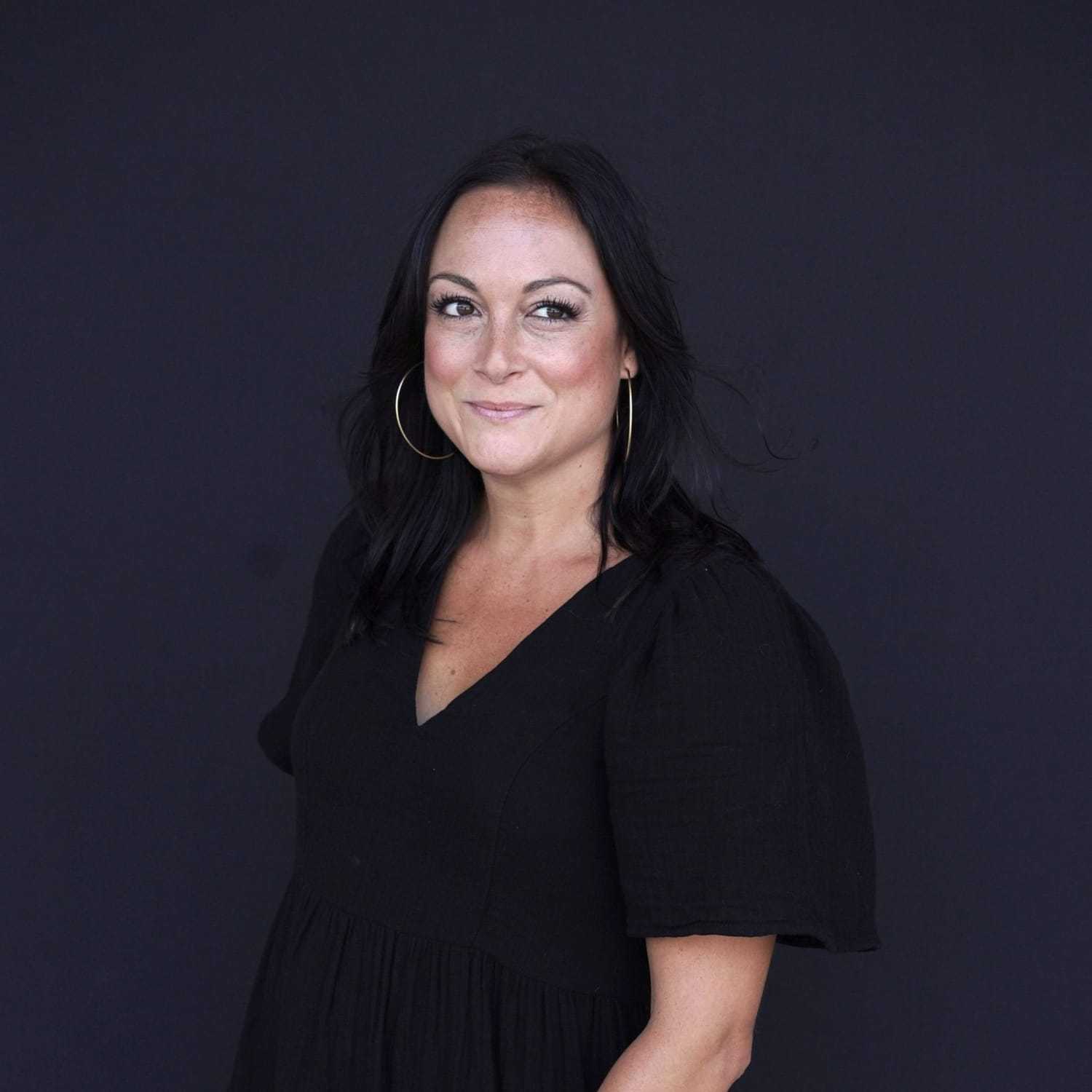 Portrait of Shelly, a professional stylist at Avanté Salon & Spa, showcasing their expertise and style.