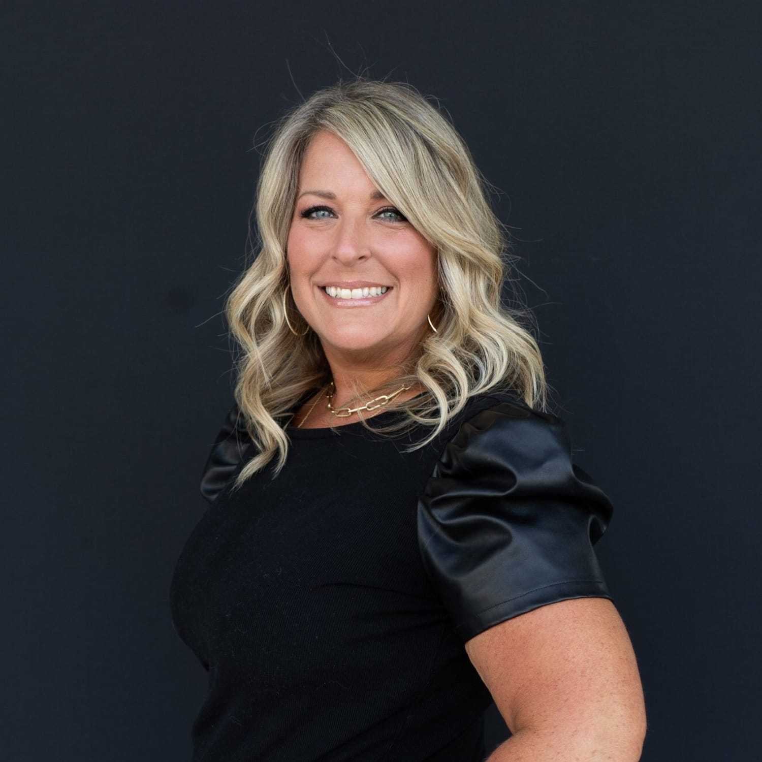 Portrait of Sue, a professional stylist at Avanté Salon & Spa, showcasing their expertise and style.